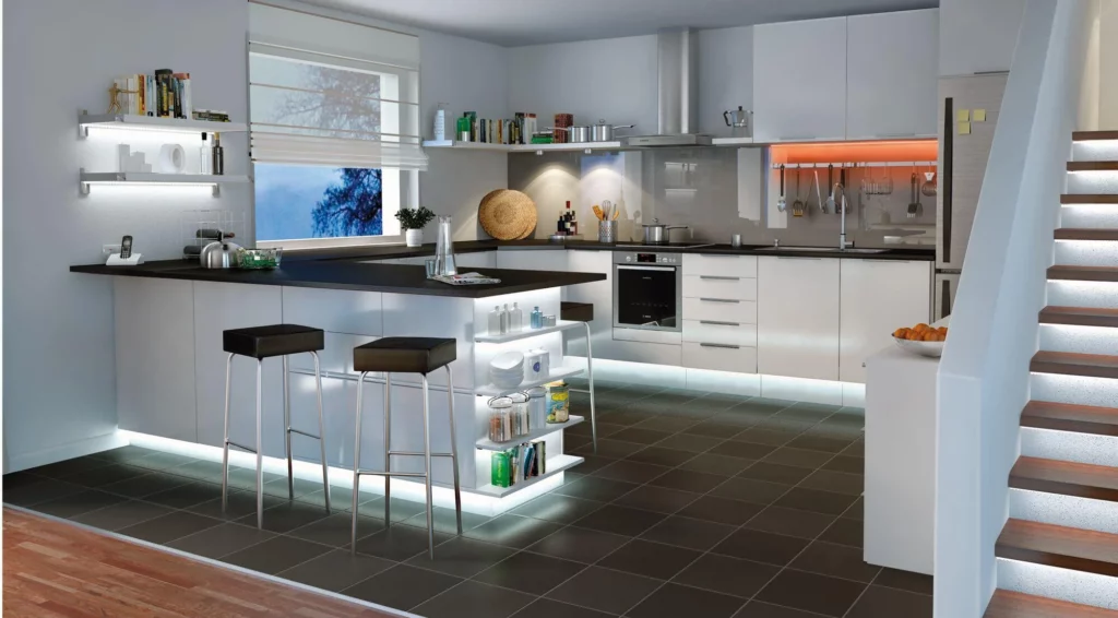 bande lumineuse led connectée installée dans la cuisine